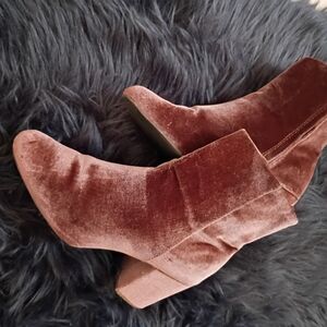 Elegant Velvet Ankle Boots With Block Heel (Color: Mauve)